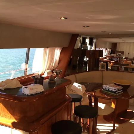 Homestay The Boathouse *