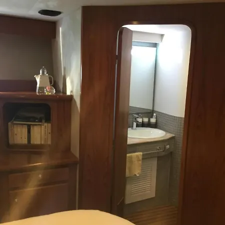 Homestay The Boathouse Malaga
