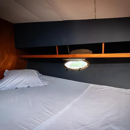 Homestay The Boathouse *