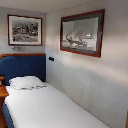 Homestay The Boathouse *